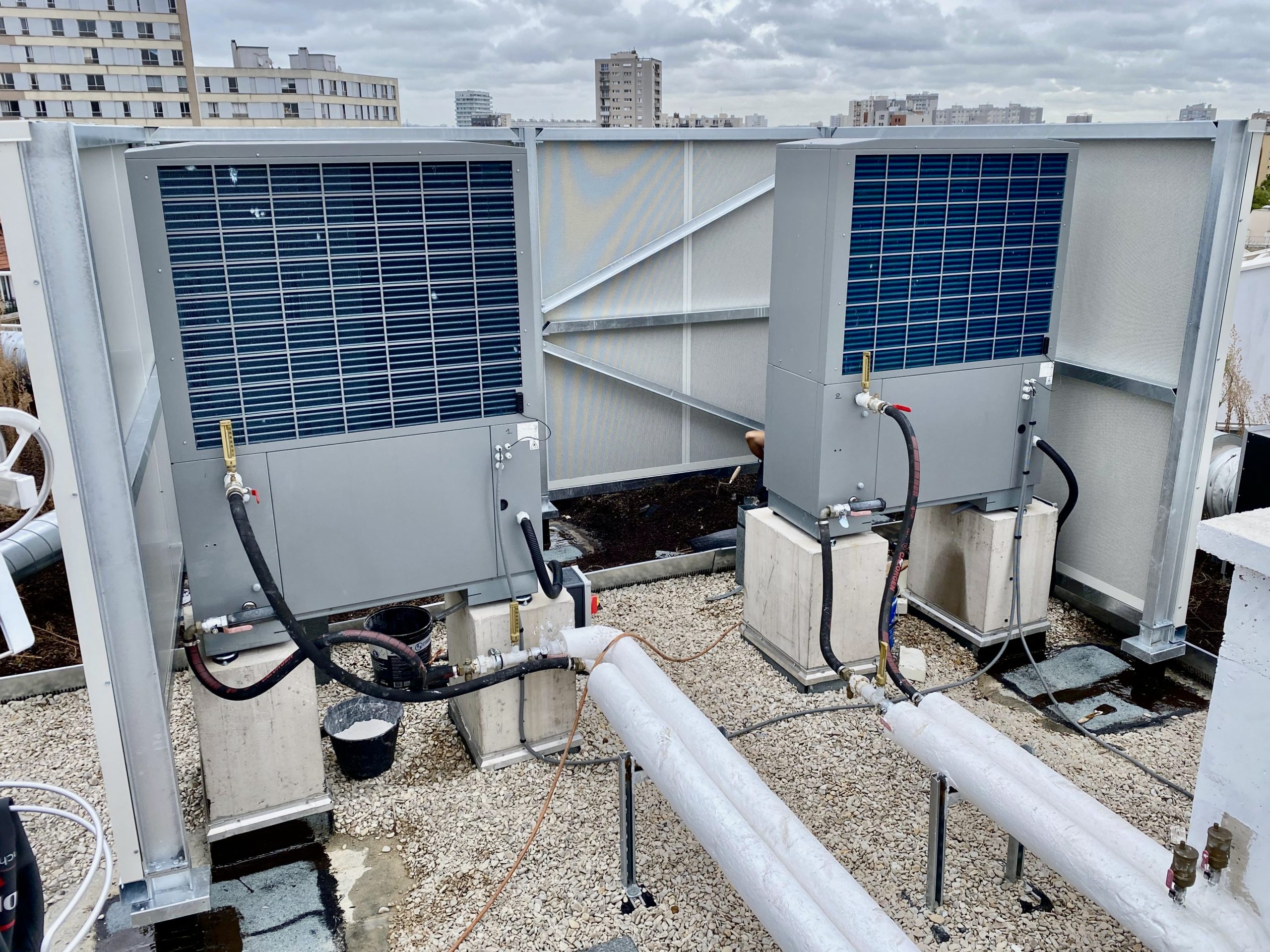 zoom intérieur sur l'écran acoustique autour d'une PAC