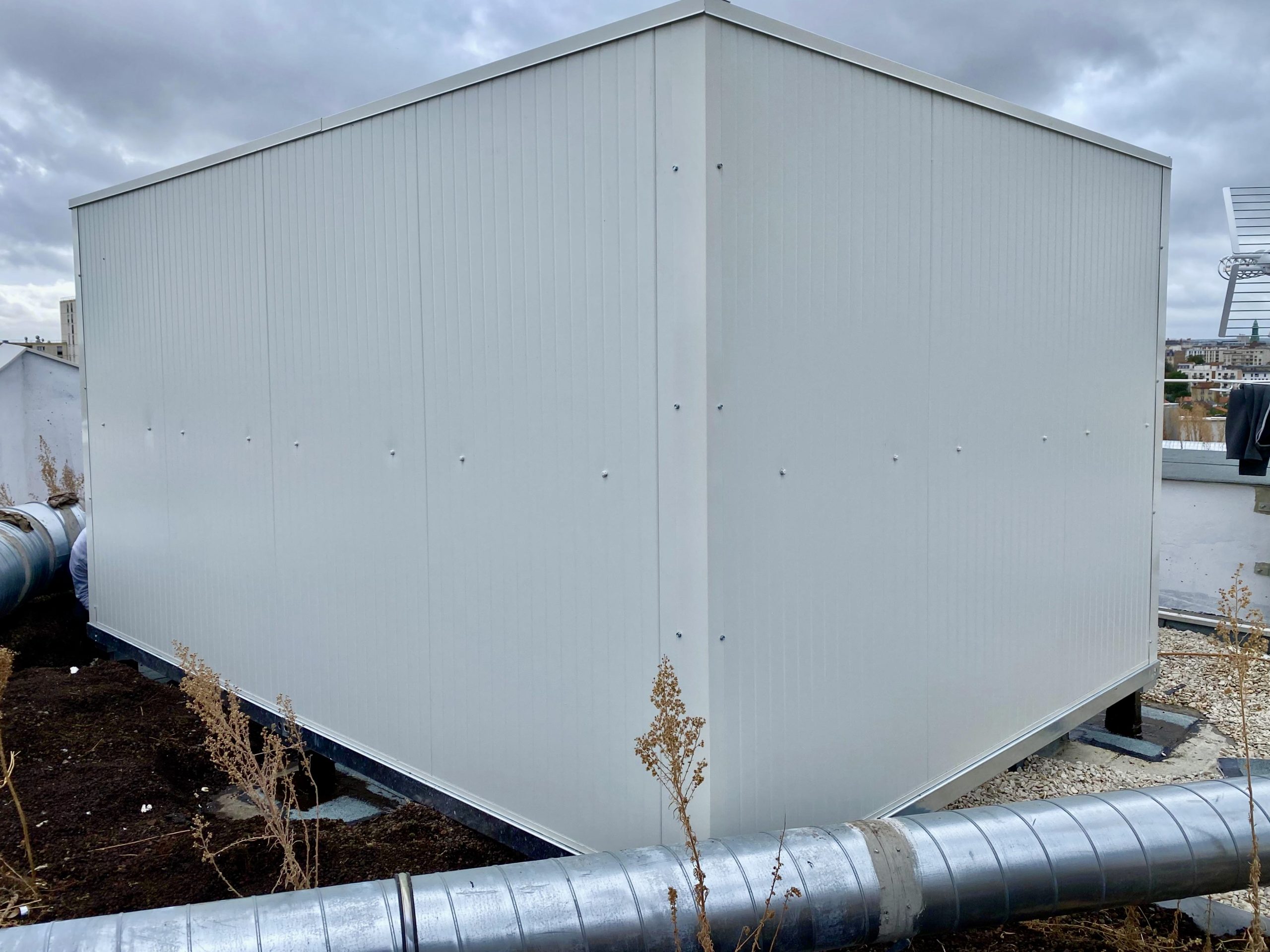vue d'ensemble d'un écran acoustique autour d'une pompe à chaleur