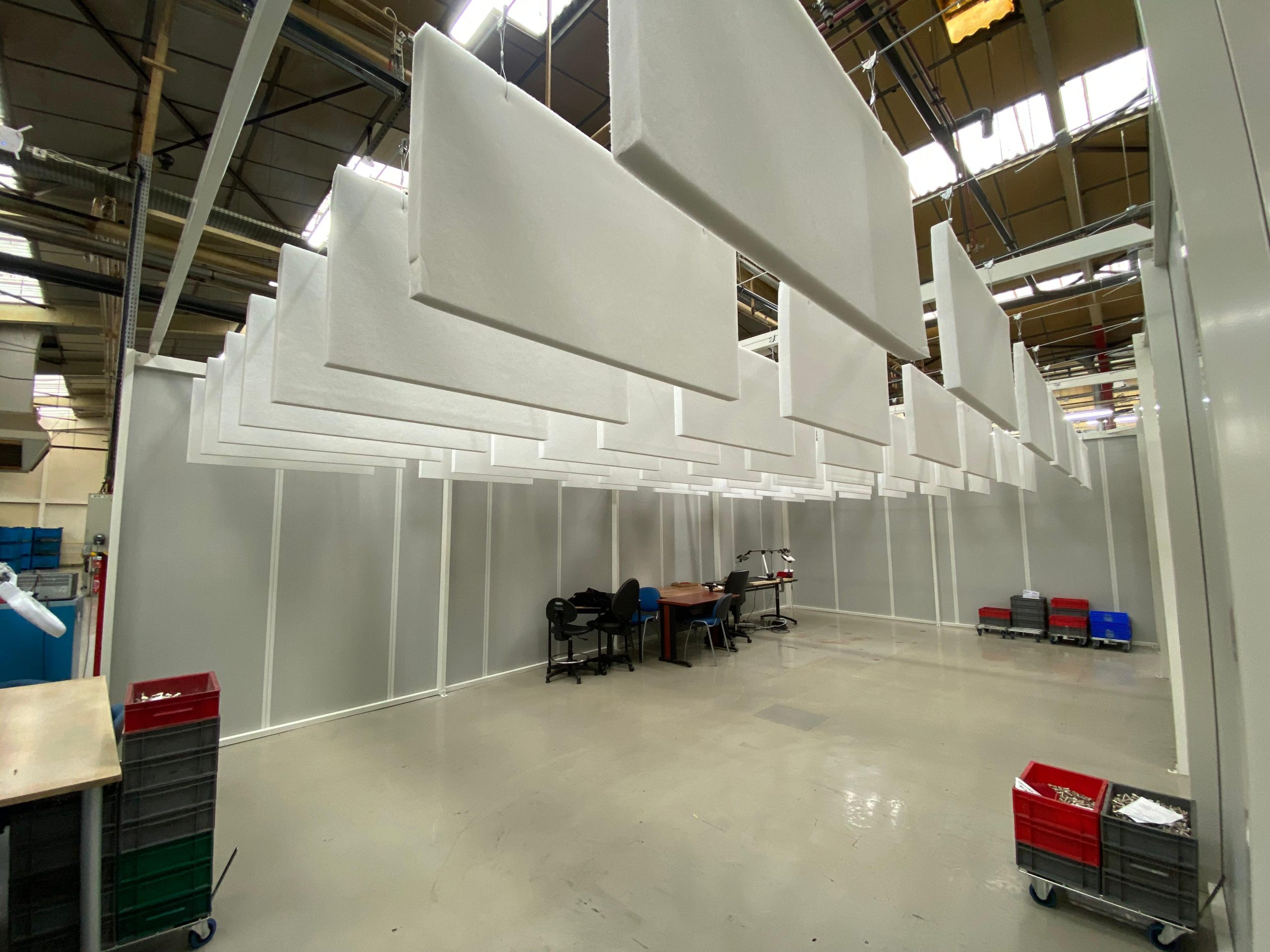 Traitement acoustique avec baffles suspendues