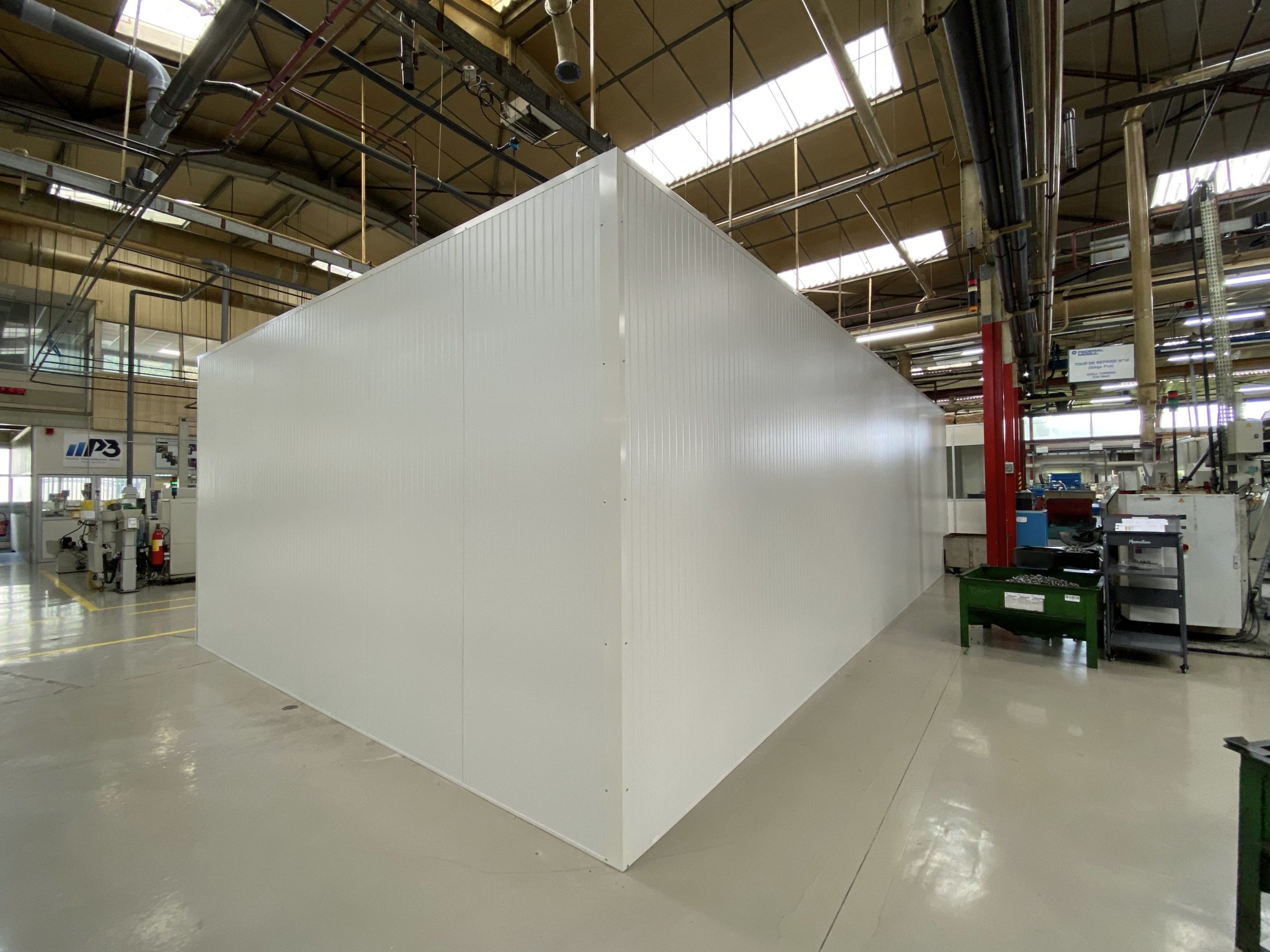 écran acoustique en atelier autour de baffles suspendues