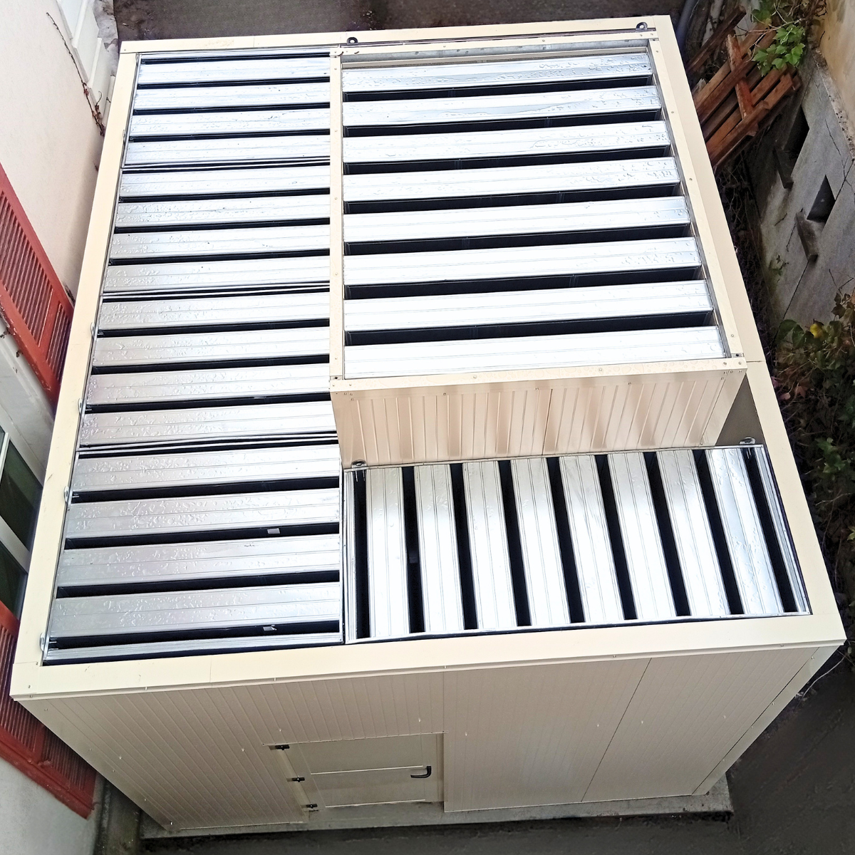 Vue du dessus d'un capotage acoustique